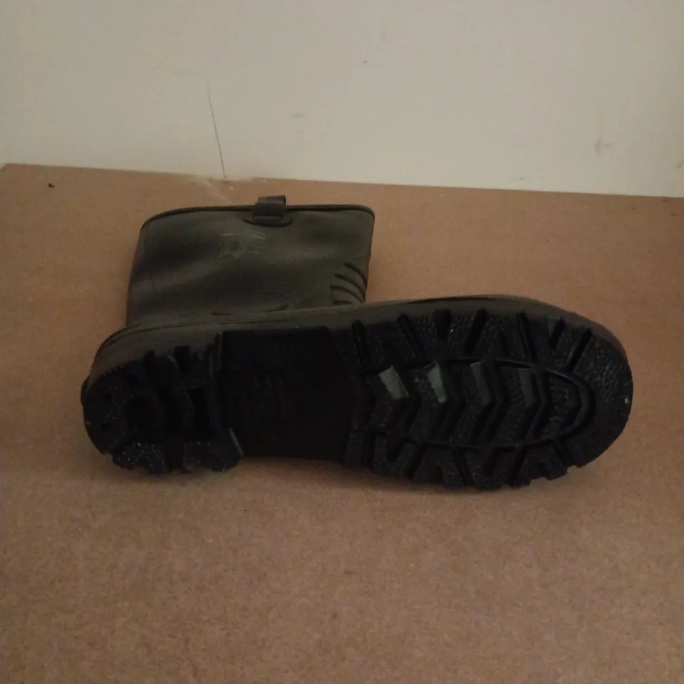 UNBOXED PAIR OF PORTWEST STEEL PVC RIGGER BOOTS IN BLACK - UK 11