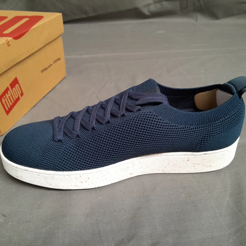 BOXED PAIR OF FITFLOP NAVY SHOES SIZE UK 6.5