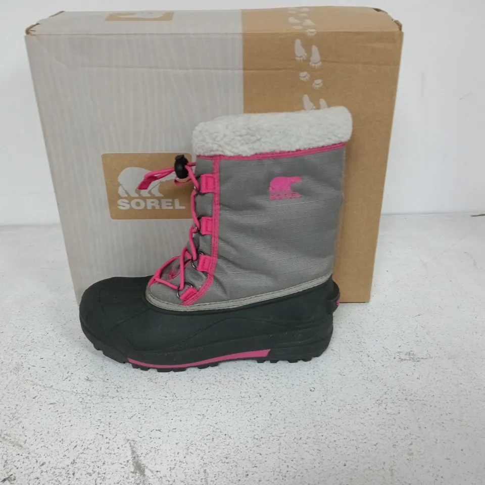 BOXED PAIR OF SOREL YOUTH CUMBERLAND 2 BOOTS IN LIGHT GREY/PINK - UK 4.5