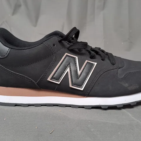 PAIR OF NEW BALANCE 500 TRAINERS IN BLACK/TAN UK SIZE 8.5