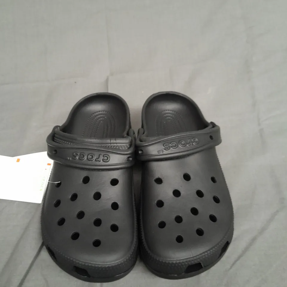 UNBOXED PAIR OF CROCS REVIVA BLACK SIZE M5