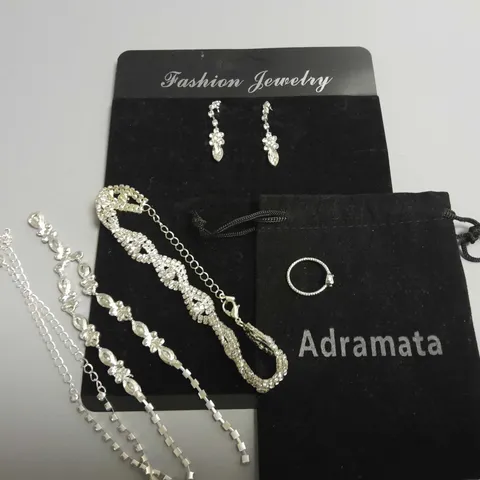 LOT OF 4 ASSORTED FASHION JEWELLERY ITEMS TO INCLUDE BRACELETS AND EARRINGS