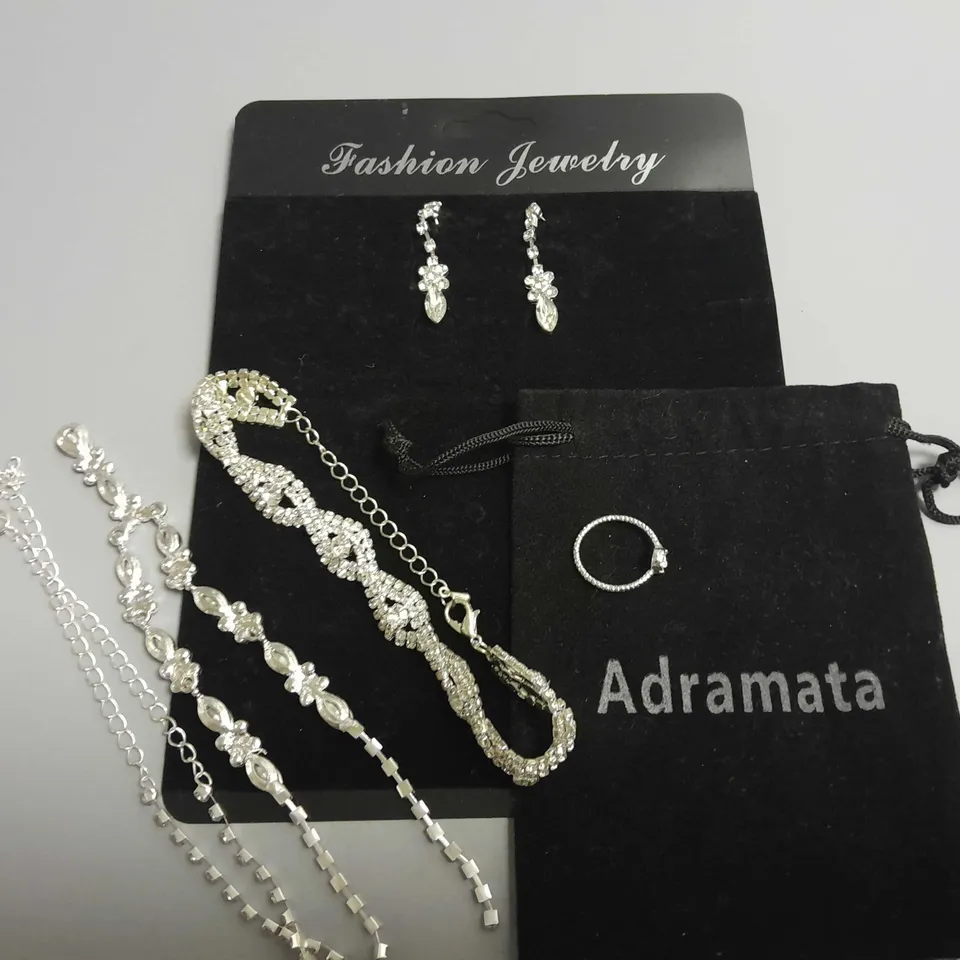 LOT OF 4 ASSORTED FASHION JEWELLERY ITEMS TO INCLUDE BRACELETS AND EARRINGS