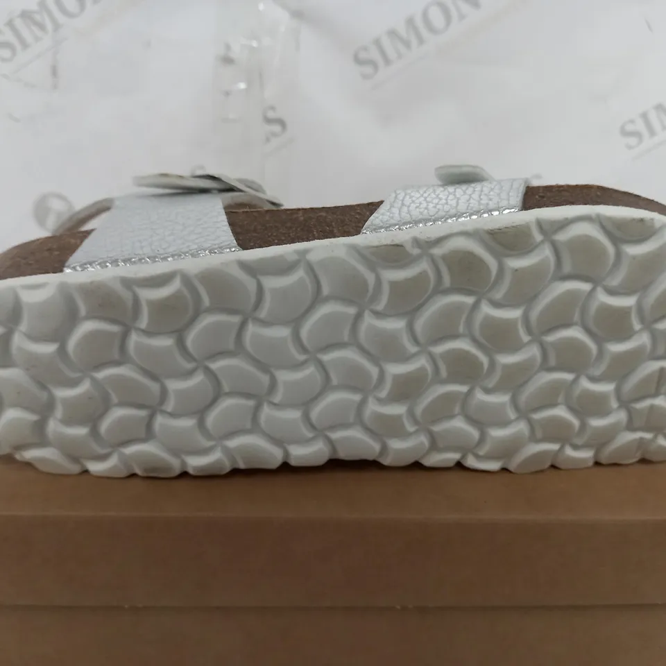 BOXED BONOVA SANDALS IN SILVER AND WHITE COLOUR SIZE 6