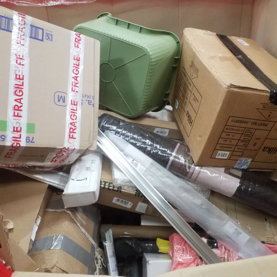 PALLET CONTAINING ASSORTED PRODUCTS INCLUDING PLAY MATS, RETRACTABLE SAFETY GATE, PICTURE FRAMES, POOL CUE CASE & STAINLESS STEEL CAT LITTER BOX