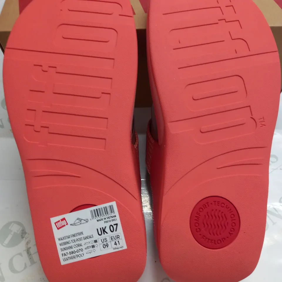 BOXED PAIR OF FITFLOPS WALKSTAR FINESTRIPE TOE-POST SANDALS IN CORAL - UK 7 
