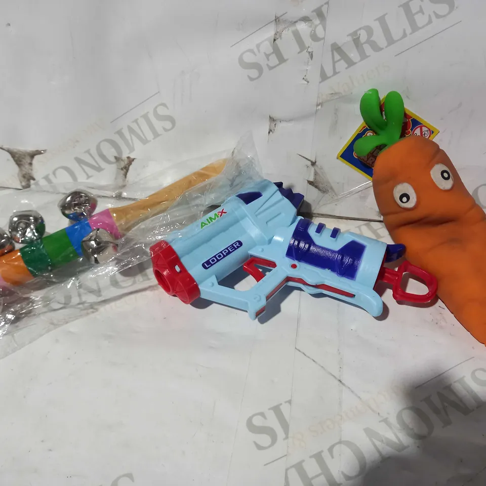 LOT OF APPROXIMATELY 15 ASSORTED TOYS AND GAMES TO INCLUDE AIM X LOOPER GUN, WIZZ TOYS SQUEEZY CHEEKY CARROT, MULTICOLOURED RATTLE, ETC