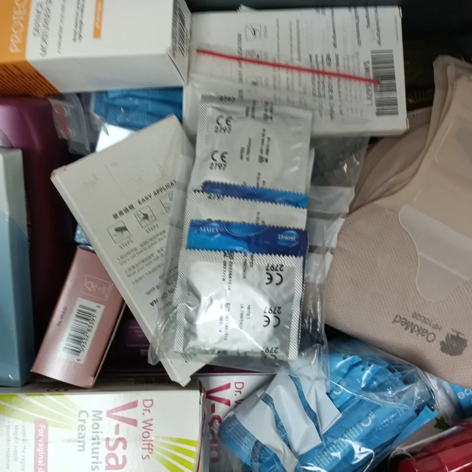APPROXIMATELY 20 ASSORTED COSMETIC ITEMS TO INCLUDE DR. MELAXIN, SOLAIT, ETC - COLLECTION ONLY