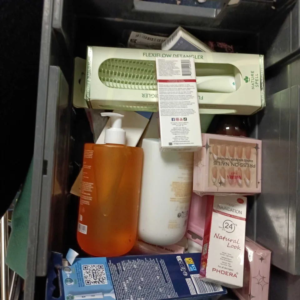 APPROXIMATELY 25 ASSORTED COSMETICS ITEMS TO INCLUDE TANGLE BRUSH, LIQUID FOUNDATION AND ORAL B BRUSHHEADS