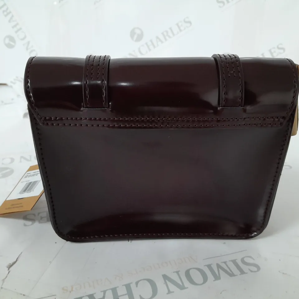 DR MARTENS 7 VEGAN SATCHEL IN CHERRY RED