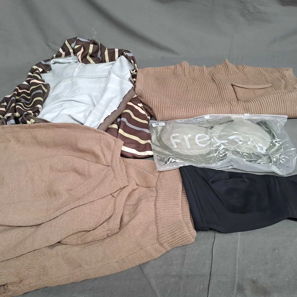 APPROXIMATELY 30 ASSORTED CLOTHING ITEMS IN VARIOUS SIZES TO INCLUDE -  TROUSERS , JUMPER , BRA ETC