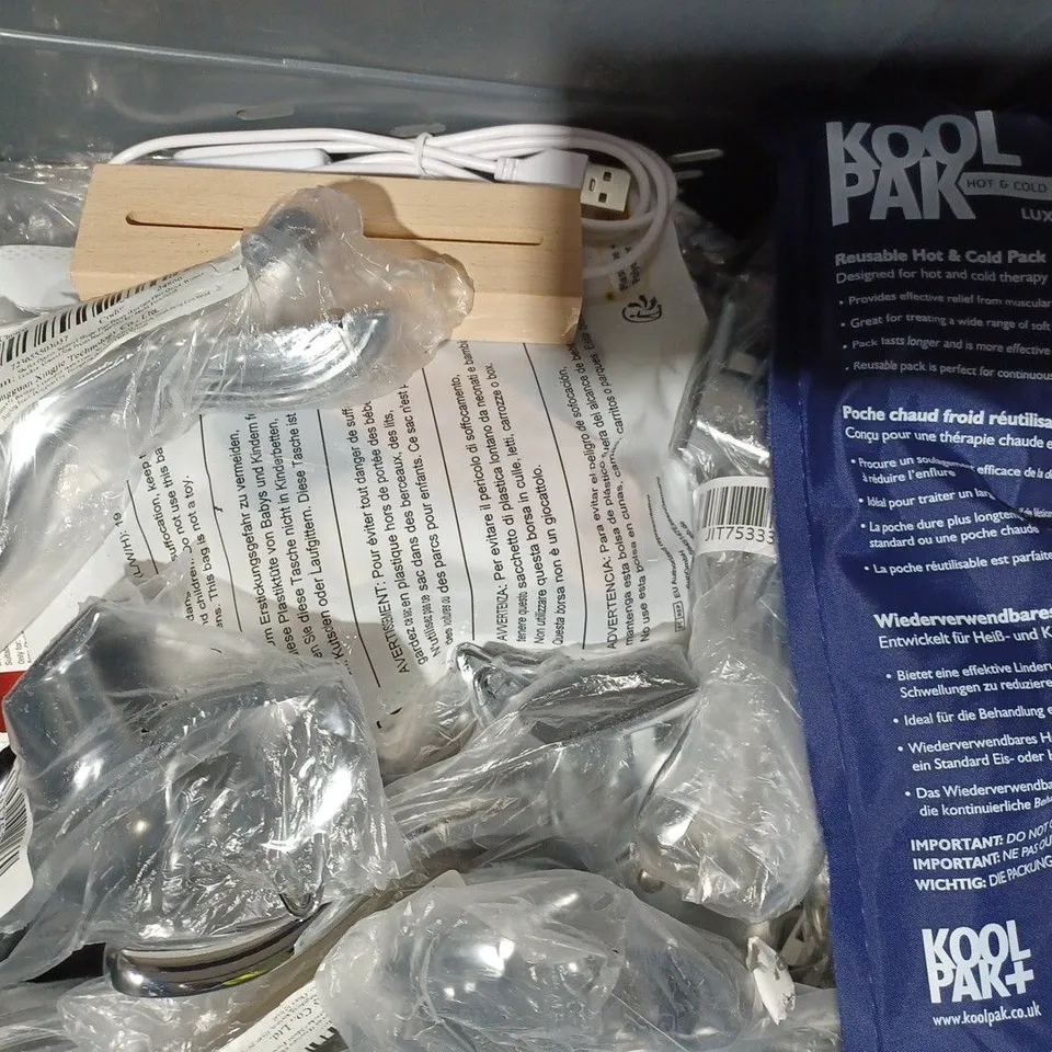 APPROXIMATELY 15 ASSORTED HOUSEHOLD ITEMS TO INCLUDE CARDING COMB, KOOL PAK +, ETC