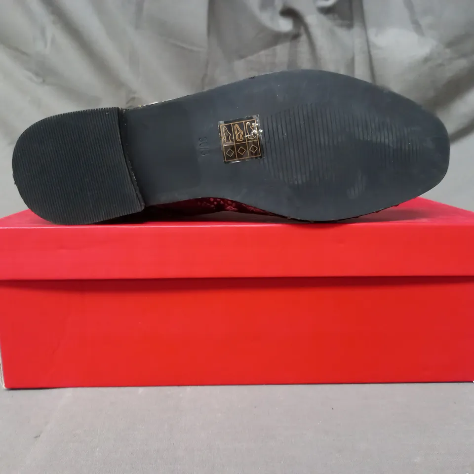 BOXED PAIR OF LONDON REBEL SYNTHETIC ANKLE BOOTS IN GREY SNAKE SIZE 3