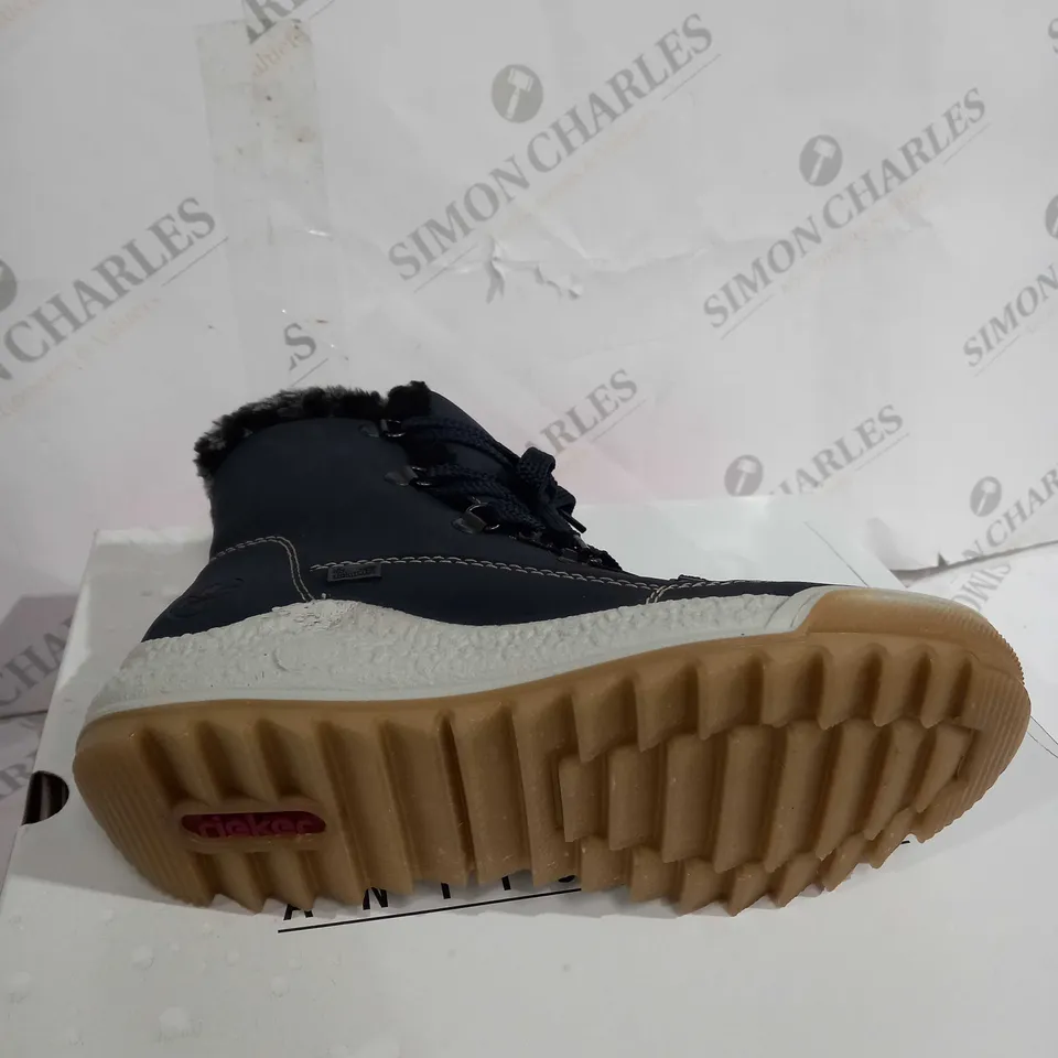 BOXED PAIR OF RIEKER WATER RESISTANT WARM HIKER BOOTS, NAVY - SIZE 5
