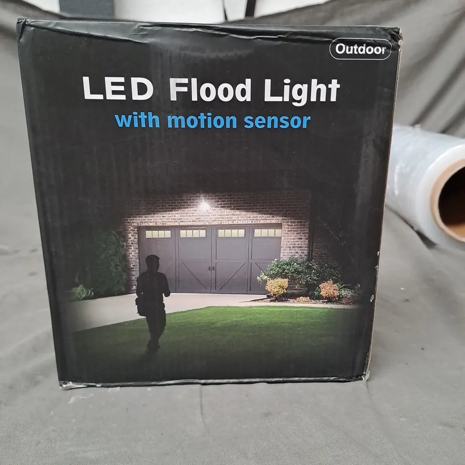 LED FLOOD LIGHT WITH MOTION SENSOR
