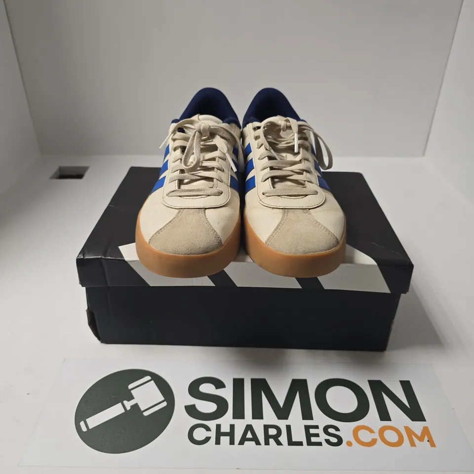 BOXED PAIR OF ADIDAS VL COURT 3.O TRAINERS IN WHITE/BLUE - UK 10