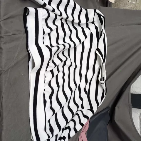 SHEIN POLYESTER BLACK AND WHITE STRIPED SWEATSHIRT SIZE L