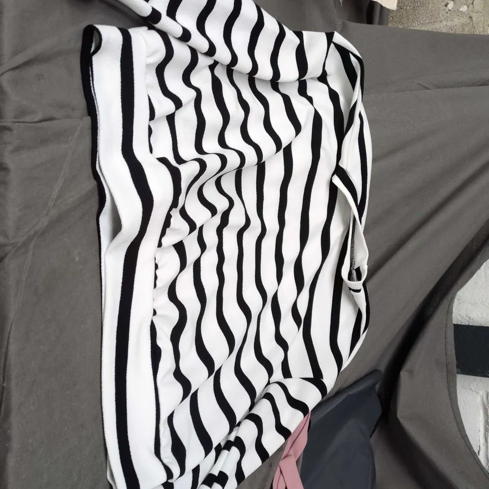 SHEIN POLYESTER BLACK AND WHITE STRIPED SWEATSHIRT SIZE L