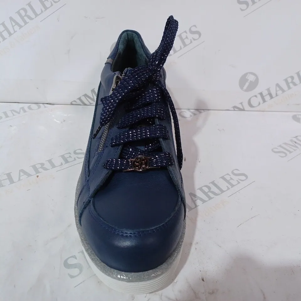 BOXED PAIR OF MODA IN PELLE GENE TRAINERS IN NAVY SIZE 3