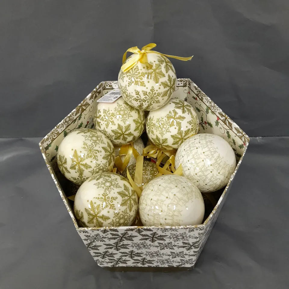 SNOWFLAKE DECOUPAGE BAUBLES SET 