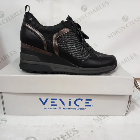 BOXED PAIR OF VENICE SHOES IN BLACK/METALLIC GOLD UK SIZE 5
