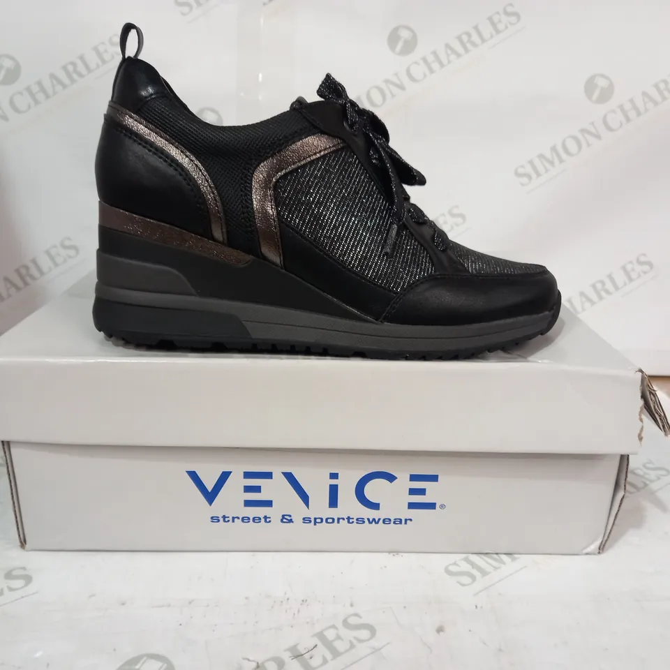 BOXED PAIR OF VENICE SHOES IN BLACK/METALLIC GOLD UK SIZE 5