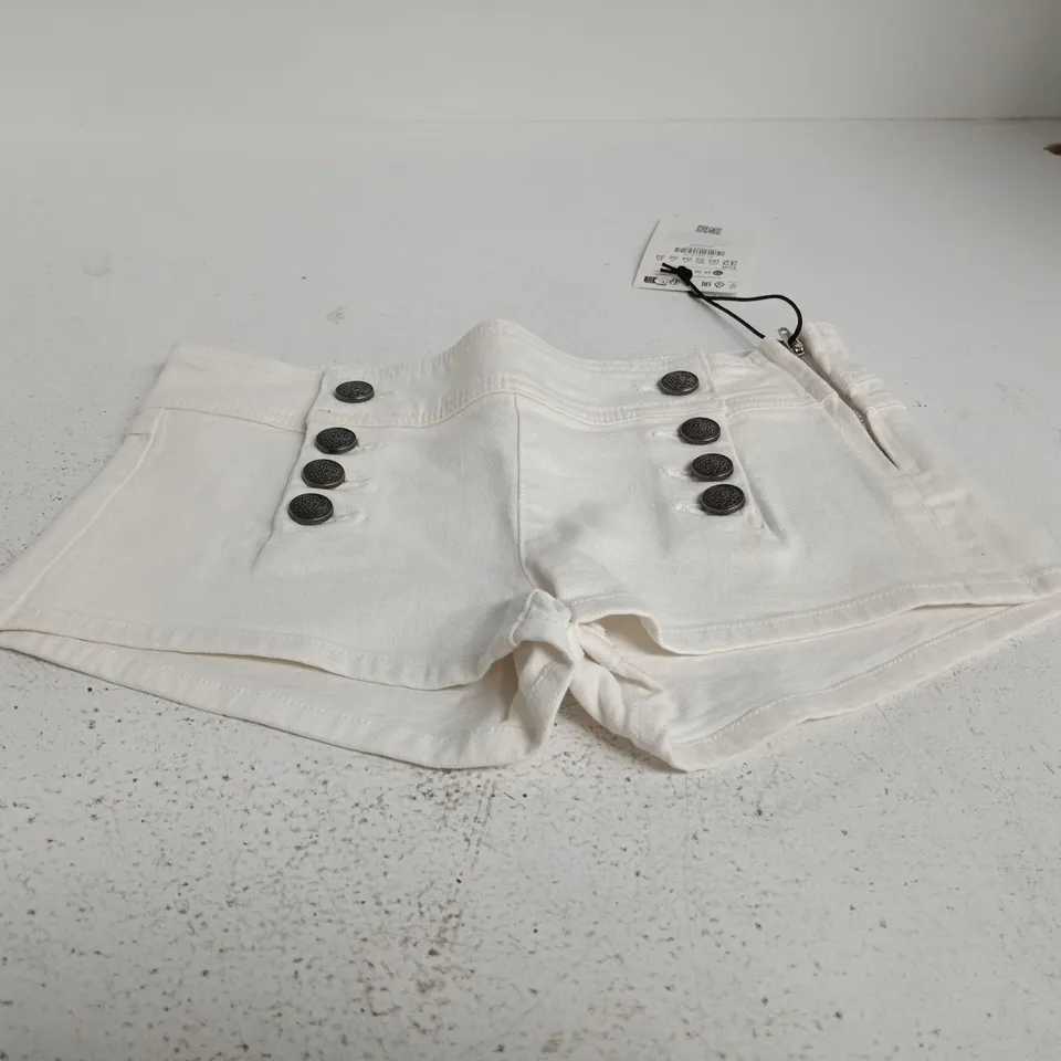 BERSHKA WHITE DENIM SHORTS – HIGH-WAISTED, FRONT BUTTON PLACKET – UK 4 (EU 32)
