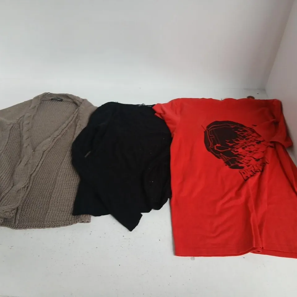 LARGE QUANTITY OF ASSORTED CLOTHING AND ACCESSORIES TO INCLUDE; MONARI, ATMOSPHERE AND MARVEL