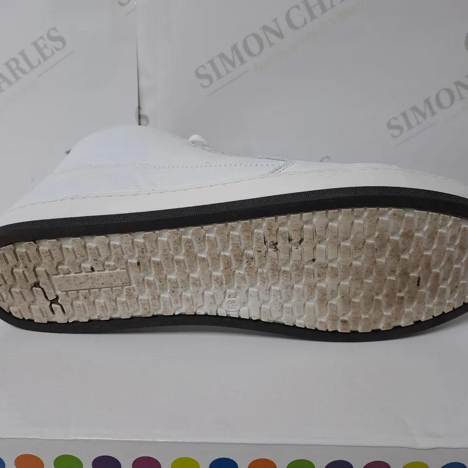 BOXED LEATHER WHITE BOOTS SIZE 6
