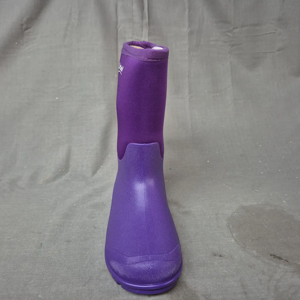 BOXED PAIR OF COTSWOLD WELLINGTON BOOTS IN PURPLE UK SIZE 2