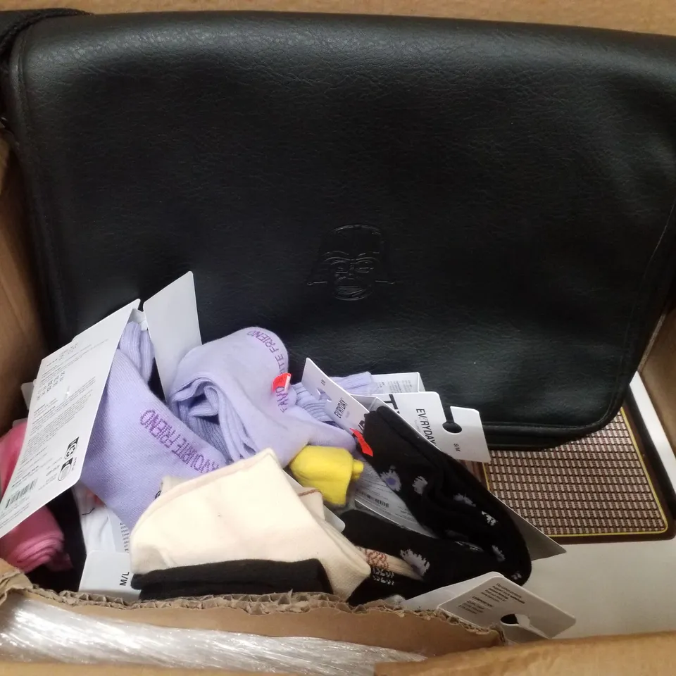 PALLET CONTAINING ASSORTED BRAND NEW PRODUCTS HERITAGE PASSPORT HOLDER & LUGGAGE SET, WASH BAGS, JEWELLERY CASES, EYE MASKS, SOCKS, HERITAGE WIRELESS SPEAKERS & MESSENGER SATCHELS