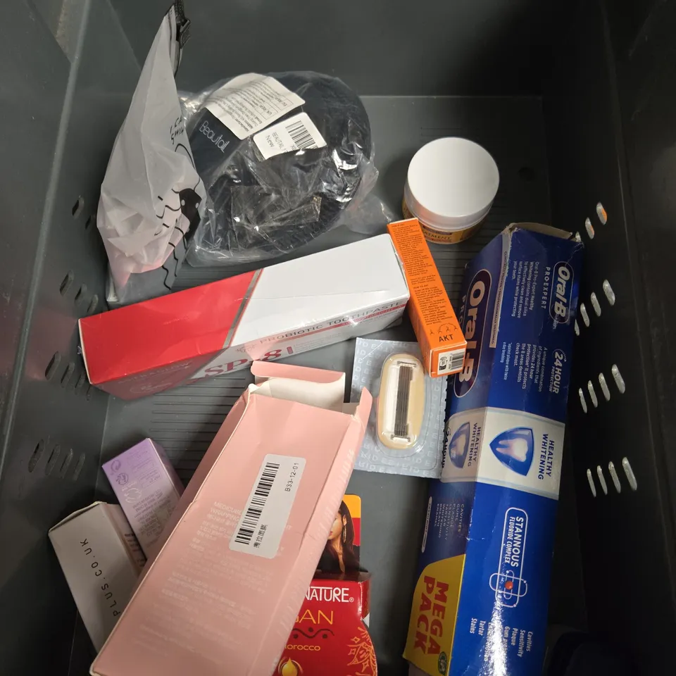 APPROXIMATEY 20 ASSORTED HEALTH AND BEAUTY PRODUCTS TO INCLUDE - PALMER'S COCOA BUTTER BUST CREAM - NYX BUTTERMELT BLUSH - SLICK GORILLA CURL CREAM - ETC
