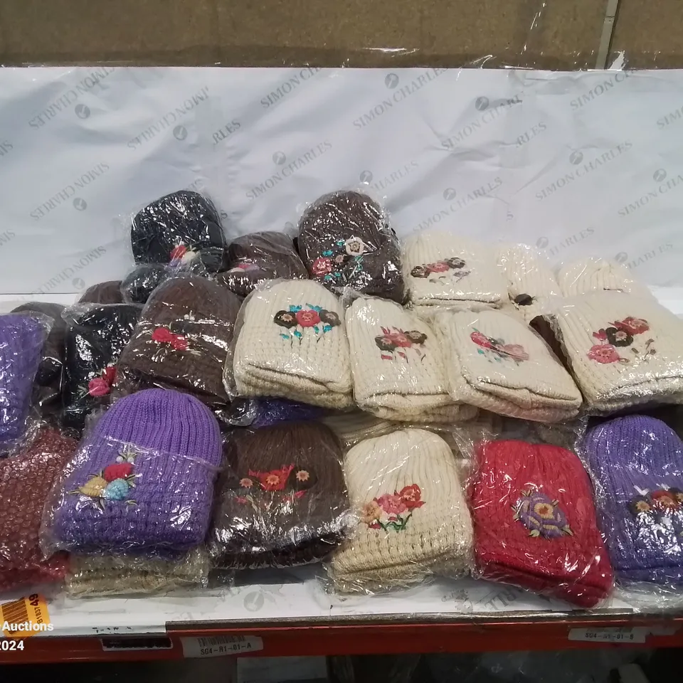 LOT CONTAINING LARGE AMOUNT OF BAGGED WOOLEN HATS IN VARIOUS COLOURS AND DESIGNS 