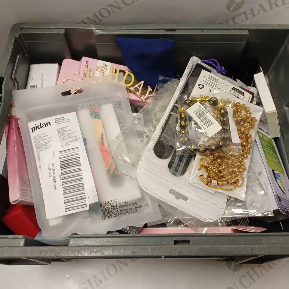 LARGE QUANTITY OF ASSORTED JEWELLERY TO INCLUDE: NECKLACES, RINGS, WATCHES AND EARRINGS