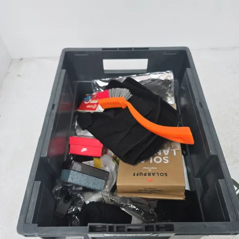 TOTE OF APPROXIMATELY 15 ASSORTED ITEMS TO INCLUDE: MINI JORDAN KEYRING