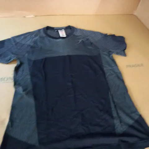 GYMSHARK BLACK T-SHIRT - M
