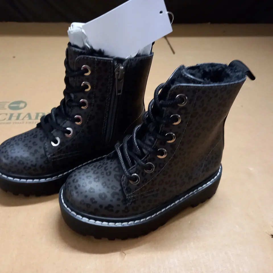 H&M KIDS BLACK SIDE ZIP BOOTS - UK 9