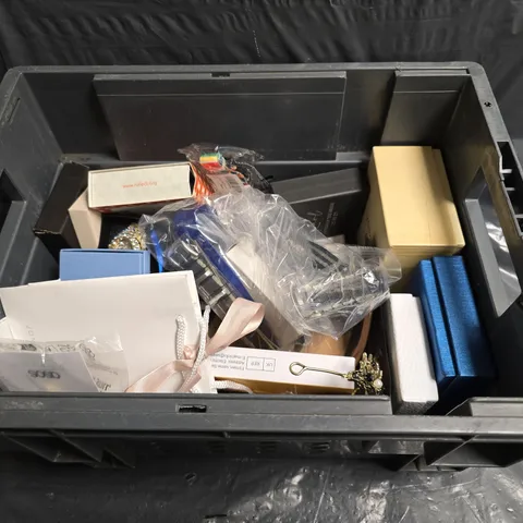 LARGE QUANTITY OF ASSORTED JEWELLERY AND ACCESSORIES