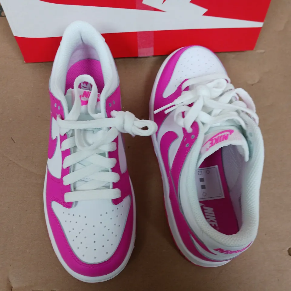 BOXED PAIR OF NIKE DUNK LOW GS TRAINERS IN WHITE/PINK - UK 3