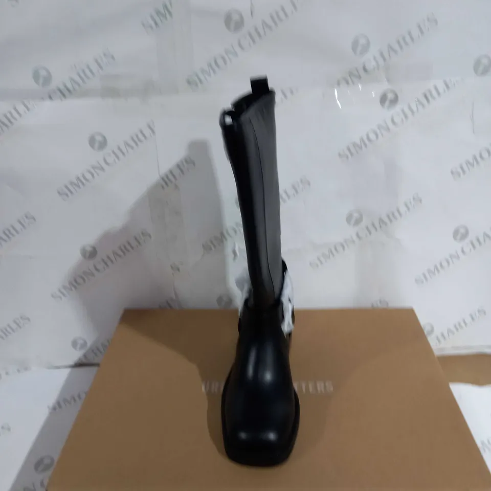 BOXED PAIR OF URBAN OUTFITTERS BECKY BUCKLE KNEE UK 3