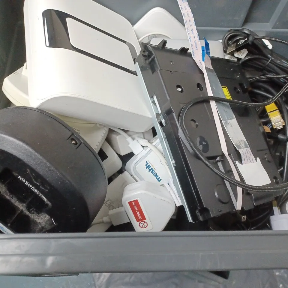 BOX OF APPROXIMATELY 15 ASSORTED ITEMS TO INCLUDE -  TV BOX MINI , SKY REMOTE , ZGEMA H9S 4K UHD ETC