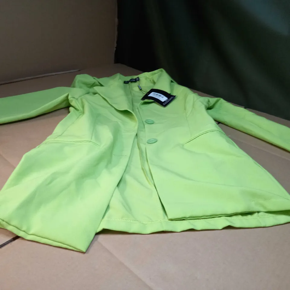PRETTYLITTLETHING LIME FITTED STRUCTURED BASIC BLAZER - SIZE 4