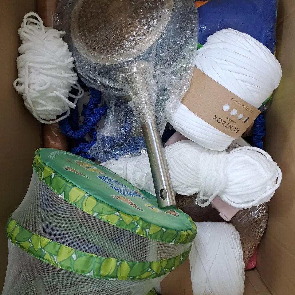 APPROXIMATELY 10 ASSORTED HOUSEHOLD ITEMS TO INCLUDE FRYING PAN, HOME DÉCOR, BUTTERFLY CONTAINER ETC 