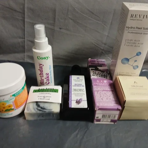 APPROXIMATELY 15 ASSORTED HEALTH & BEAUTY PRODUCTS TO INCLUDE SOAPS, LAVDENDAR OIL AND BATH BOMBS