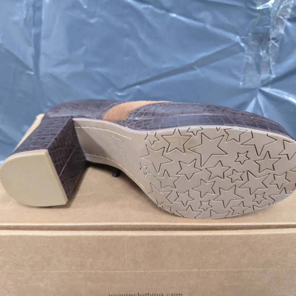 BOXED PAIR OF JOANIE STARSBOURG HEELED SHOES IN BROWN - UK 5
