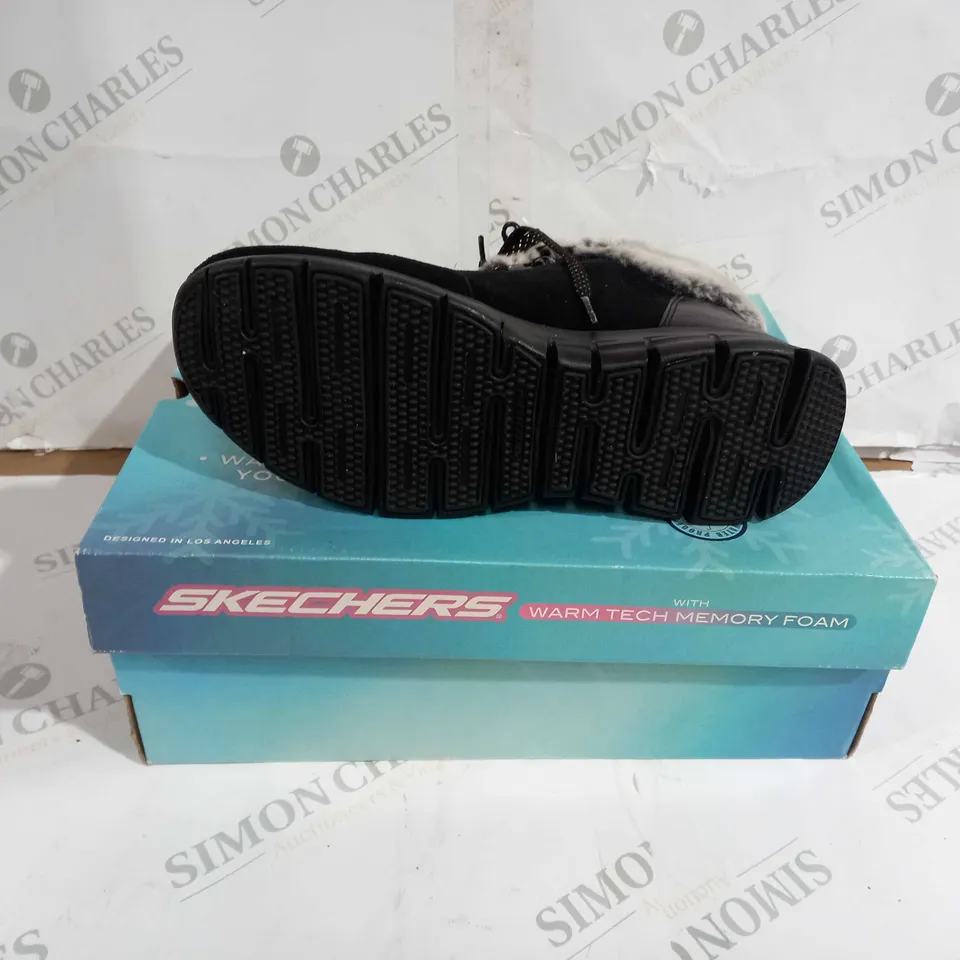 BOXED PAIR OF SKECHERS MEMORY FOAM BLACK BOOTS SIZE 7