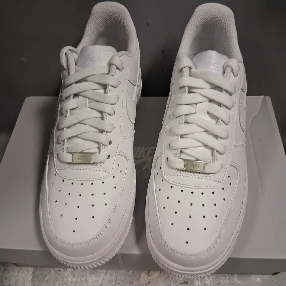 BOXED NIKE AIR FORCE 1 '07 SIZE 5.5
