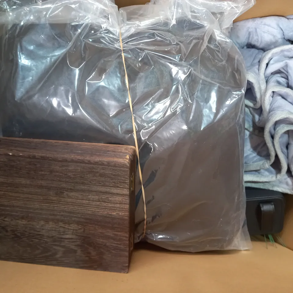 BOX OF APPROXIMATELY 15 ASSORTED HOUSEHOLD ITEMS TO INCLUDE UNIVERSAL TV STAND, DIGITAL COUNTING MONEY JAR, DECORATIVE FLORAL WREATH, ETC