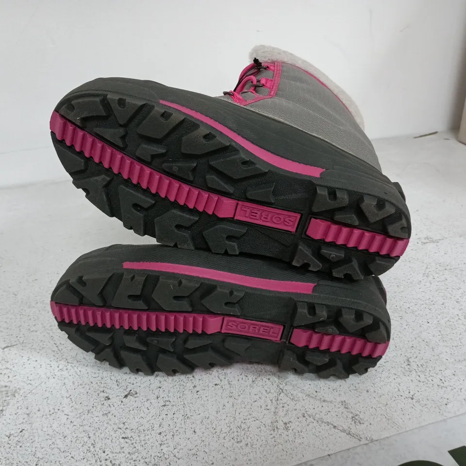 BOXED PAIR OF SOREL YOUTH CUMBERLAND 2 BOOTS IN LIGHT GREY/PINK - UK 4.5