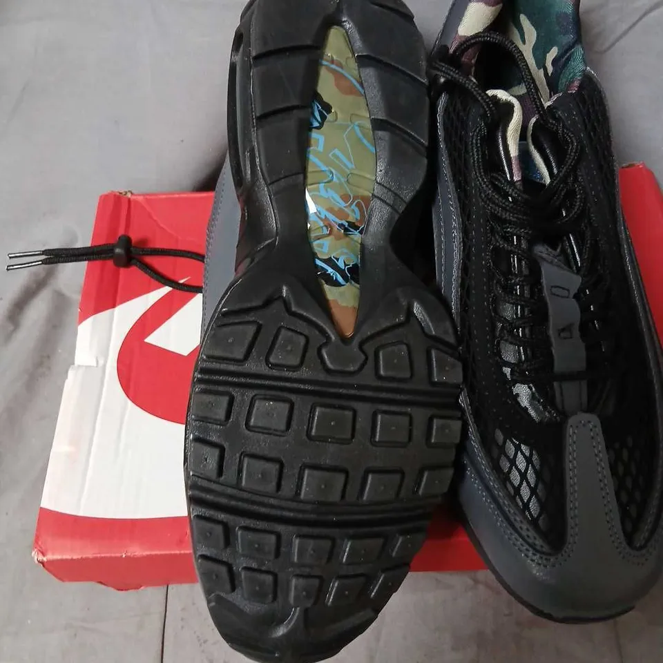 NIKE AIR MAX 95 TT SNEAKERS – UK9 (US10) DARK GREY/BLACK WITH CAMOUFLAGE LINING